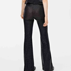  - Utsvängda byxor med paljetter från Pull&Bear i storlek Large. Hör av er om ni vill se fler bilder. Använda 1 gång och är i mycket bra skick. Fraktar ej men möts gärna upp och tar endast emot Swish-betalning.✨