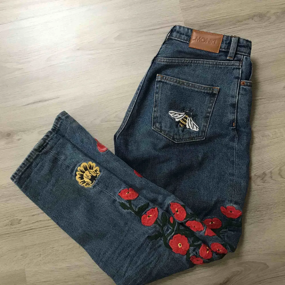 Högmidjade mom-jeans i modellen Kimomo söker nytt hem💛 Väl använda då de är både sjukt bekväma & snygga, men säljer då de ej kommer till användning längre :( någon tråd på broderiet sticker upp (se sista bilden), men inget man inte kan fixa. Jeans & Byxor.