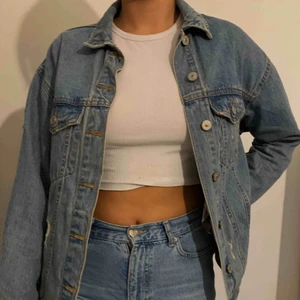  - Blå jeansjacka från bershka i storlek XS