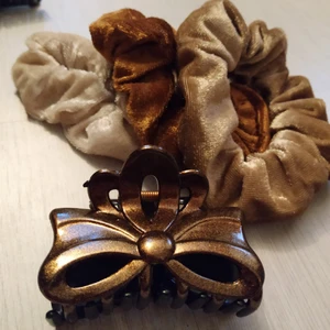  - 3 scrunchies och en hårklämma för 100 kronor! Har andra annonser uppe där man kan se alla färger man kan välja mellan men här är några exempel 😍 såklart helt oanvända. Perfekta presenten!