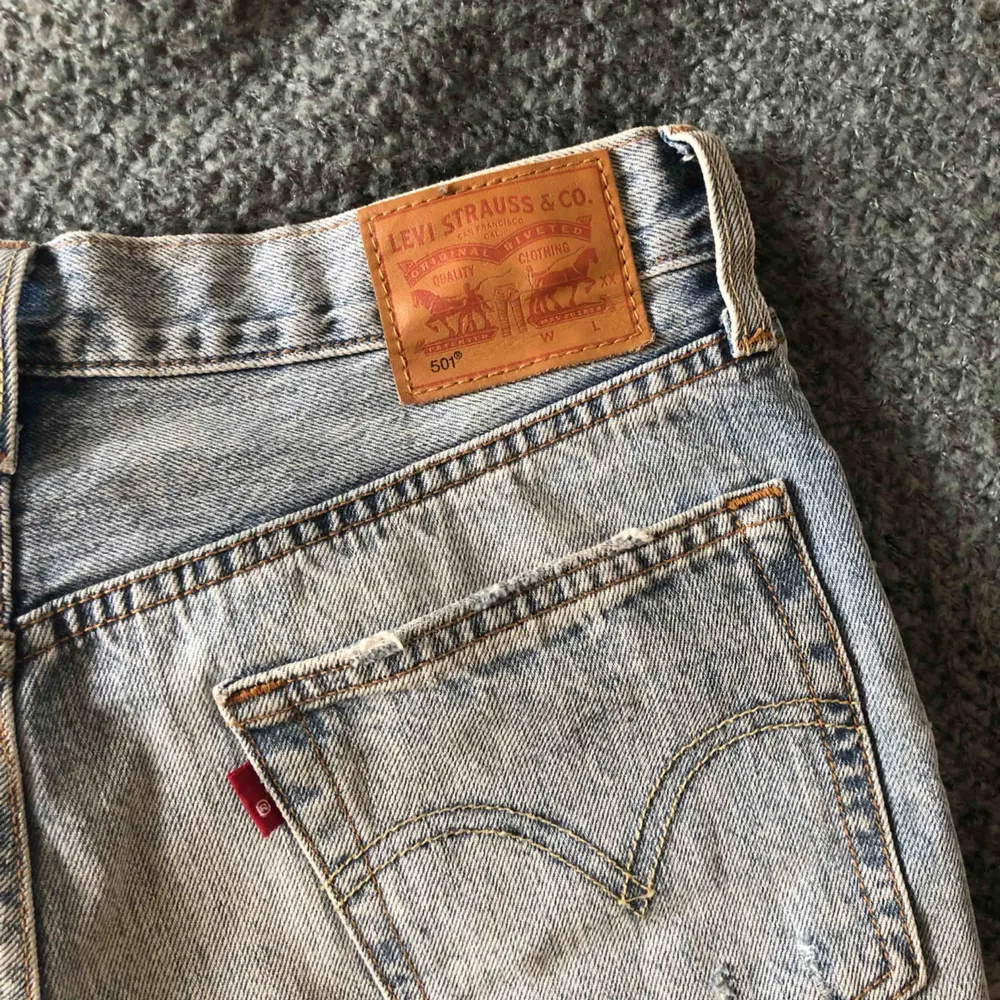 Slitna ljusa jeansshorts från Levis med modellen 501, storlek W27. Använda fåtal gånger. Shorts.