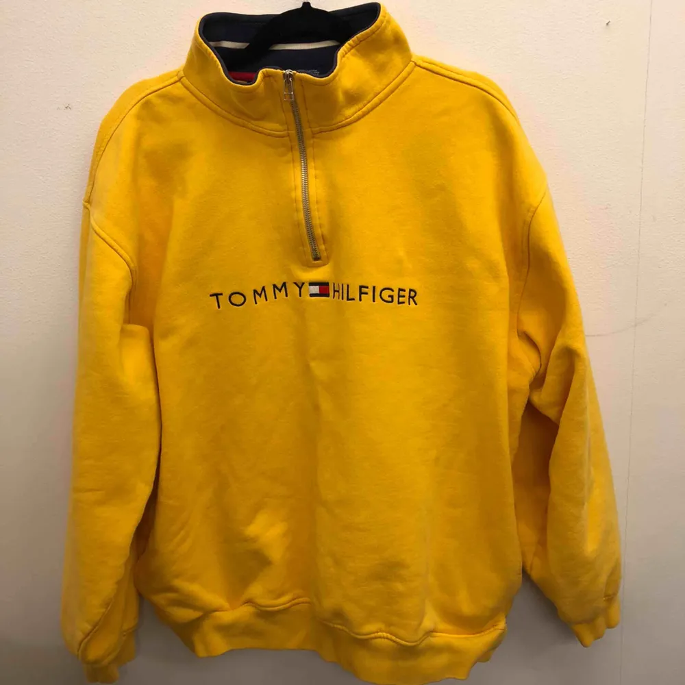 Oversized vintage hoodie med zip från Tommy Hilfiger ✨ Storlek XL, har en liten fläck som säkert går bort med medel, har inte försökt. Tröjor & Koftor.