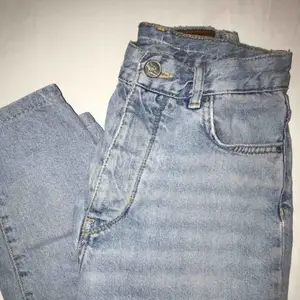 Skit snygga mom jeans från never denim! Jätte bra skick  förutom den där lila slitningen på sista bilden men det går fortfarande att ha skärp! Skickar gärna fler bilder om man skulle vilja ha det!!