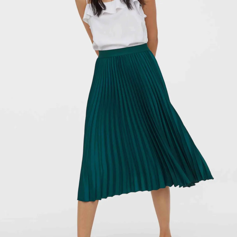 Grön plisserad kjol från H&M. Superfin nu till hösten. Använd fåtal gånger. Frakt är inkluderat i priset💕 OBS, bild 1 är bara samma modell, inte färg!!. Kjolar.