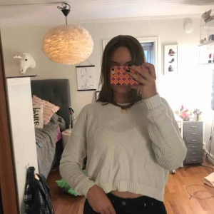  - stickad tröja som är lite oversize i bredden men lite kortare.50kr+63kr frakt