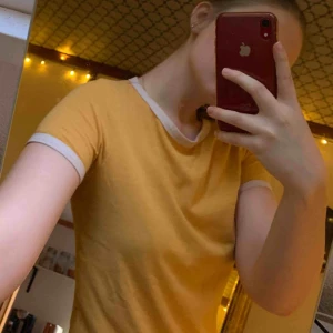  - Fin t-shirt från bikbok som är lite liten runt armarna på mig tyvärr. Priset är utan frakt. 