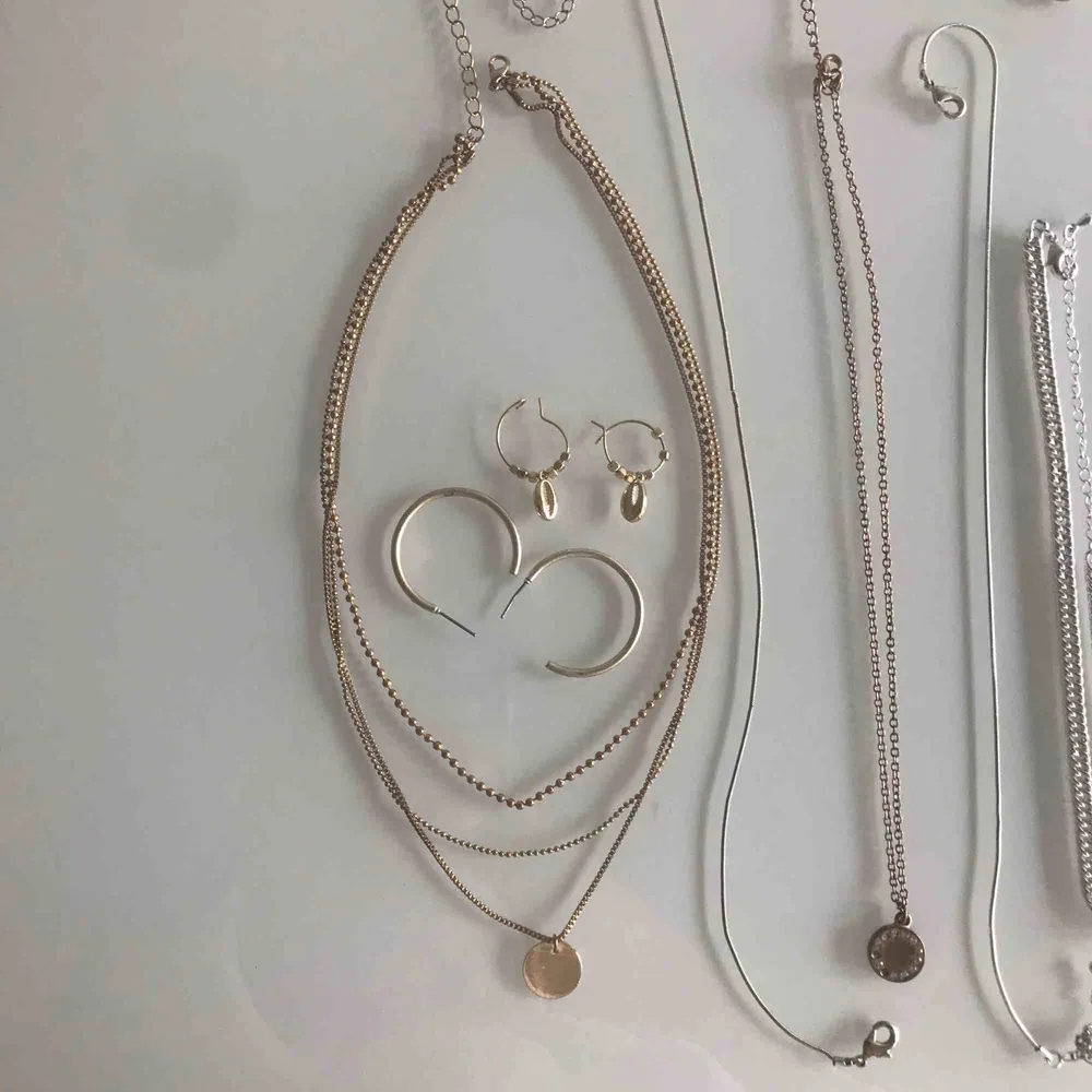 Både silver  och guld örhängen och halsband  från alltifrån hm till glitter som hållits väldigt bra då jag knappt använt dom👌🏻👌🏻. Accessoarer.