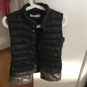  - Perfekt svart väst från mango, jätte skönt material passar perfekt till våren, sommaren och hösten!