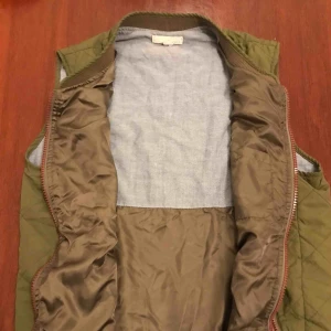  - Vest army green. Ganska mild I tjocklek. Forras. 2 fickor med dragkedja. 