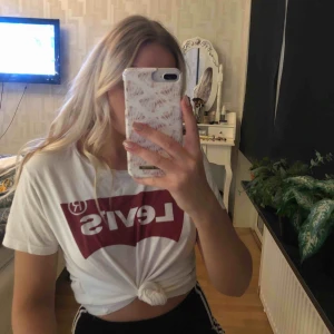 - T-shirt ifrån Levi’s 🌸 köparen står för frakten 