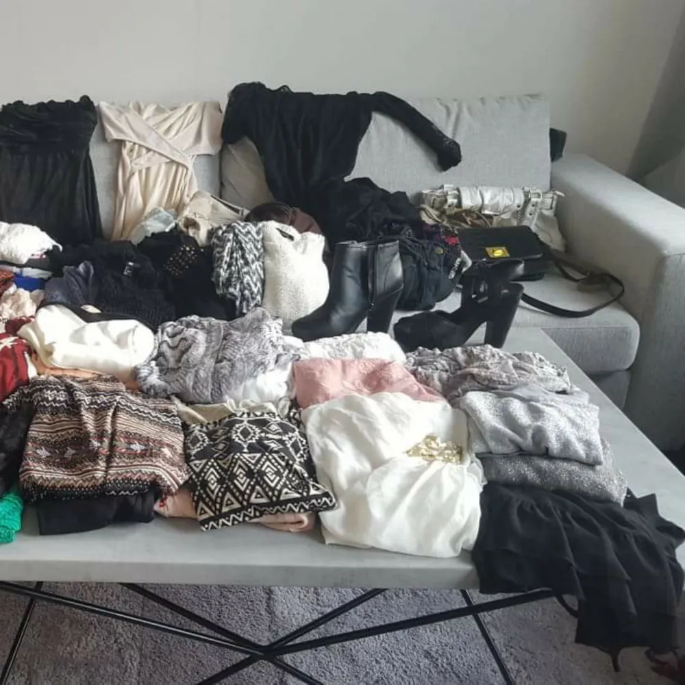 Håller på att rensa inför en utlands flytt, kommer att lägga upp massa kläder för ett billigt pris. Kan samfrakta och det går även bra att hämta det på söder i Stockholm där man kan fynda mer hemma hos mig! 🌟. Övrigt.