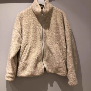  - Jacka/tjocktröja från Weekday i storlek S. I superfint skick! 