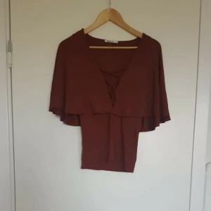  - Fin vinröd tröja från gina tricot 🌈 Kan skicka fler bilder vid intresse! Håller på att rensa inför en flytt, kommer att lägga upp massa kläder för ett billigt pris. Kan samfrakta och det går även bra att hämta det på söder i Stockholm där man kan fynda mer hemma hos mig! 🌟