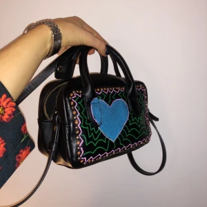  - Väsk från Zara, som jag ritat på. Otroligt rymlig, men tar ej mycket plats. 