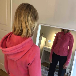  - En snygg rosa tröja från Hollister i storlek XS, sitter mer åt S hållet. Bra skick!