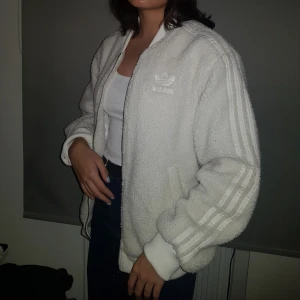  - galet fet & skön jacka från Adidas i flis material. Säljer pga av att den inte riktigt är min stil längre. Använd 2 gånger, så skick är 10/10! skriv för fler bilder. pris kan diskuteras, kan mötas upp i gbg! 