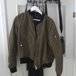  - Super snygga bomberjackor från två olika märken  Säljs pgr av att dom är för små för mig  250 kr st och kan gå ner i pris även ge rabbt om båda blir köpta 