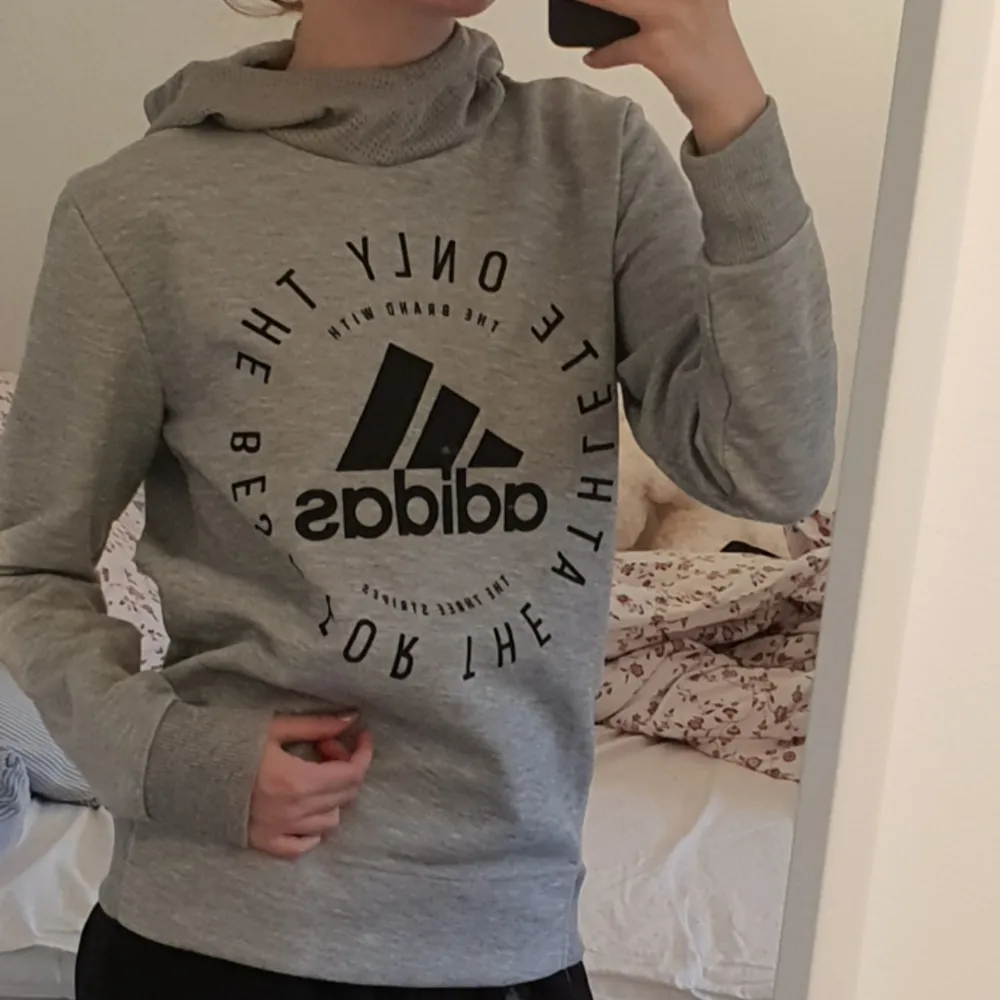 Adidas-hoodie i storlek 164, använd två eller tre gånger 🌸 Bild nummer två är mest där för att visa hur lång den är på (Jag är 1,62)! Den är superfin, men rensas ut på grund av platsbrist 😔. Hoodies.