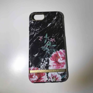  - iPhone 6,6s,7,8.  Ett helt oanvänd skal från Richmond & Finch.  Finns inga repor på skalet.  Köpare står för frakten  