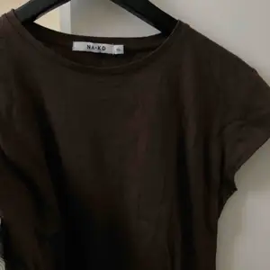 Snygg chokladbrun t-shirt/topp ifrån NA-KD knappt använd! :) 