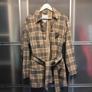  - Snygg rutig jacka från monki, knappt använt. Passar perfekt till våren/hösten ☺️  Frakt ca 60kr