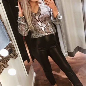  - Skinnbyxor från bikbok, Använda ett fåtal gånger. Jag har i vanliga fall S så de passar även S beroende på hur man vill att de ska sitta ;) frakt tillkommer