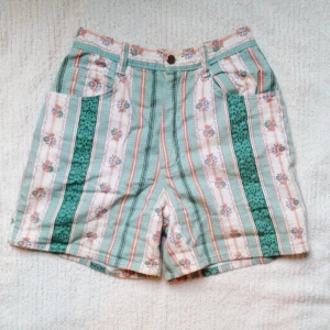 Mönstrade shorts.  - Mönstrade shorts. 