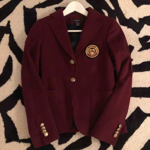  - ”Club blazer” kavaj i vinrött ifrån Gant. Storlek 34. Köpt för 4000 kr. Använd ett fåtal gånger, superfint skick! 