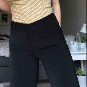  - Svarta byxor med vida ben från Gina, strl 38 men de är lite insydda i midjan (skulle säga att de är 36/38)🥰 köpare står för frakt!