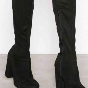  - Svarta stövlar i mochaimitation, från Nelly.com.  Super snygga och går upp till ovanför knäet.  Använda endast en gång. Strl 39