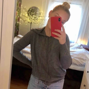  - Stickad kofta från Brandy Melville. Använd ett fåtal gånger. Köparen står för frakt.