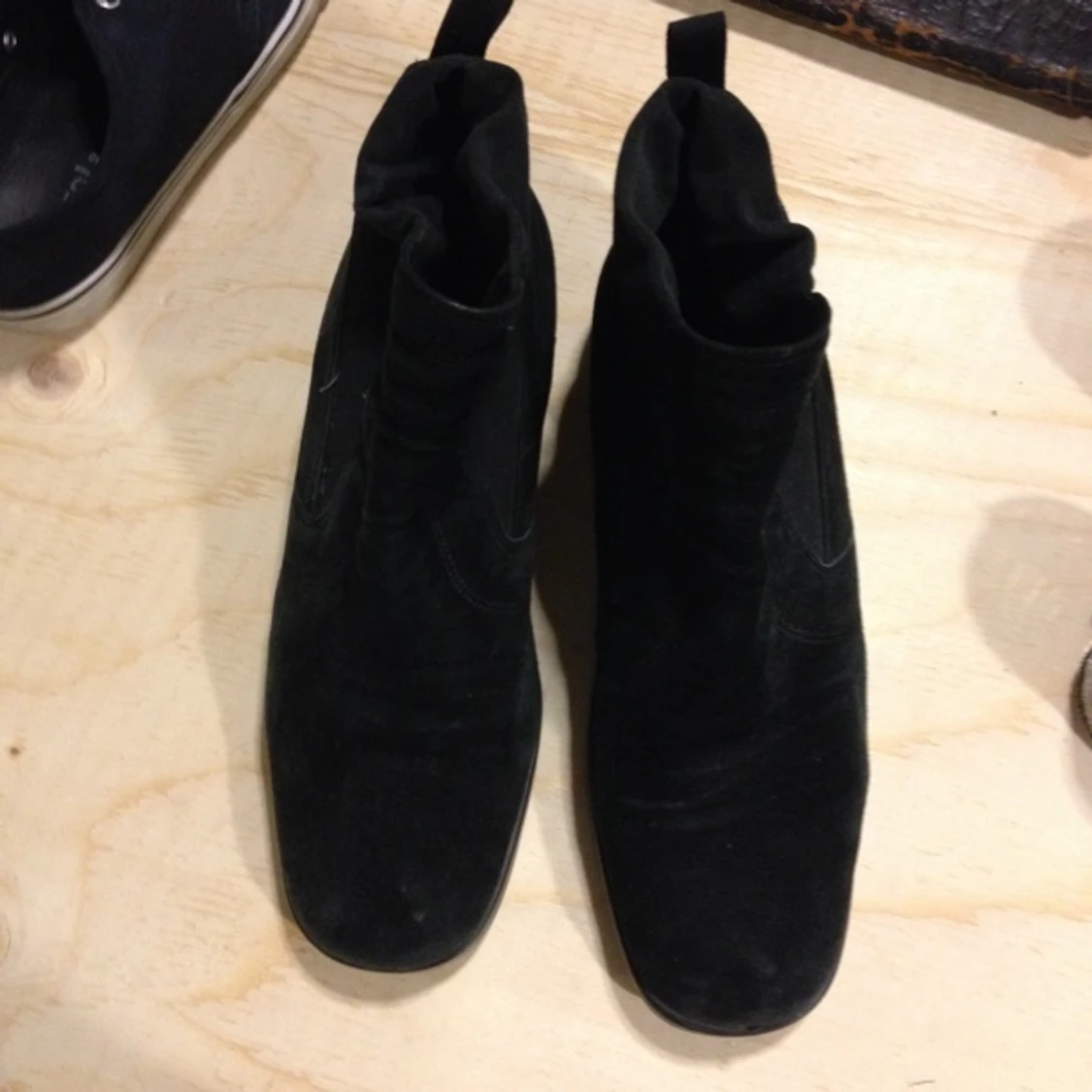 Svarta mockaskor, resår i sidorna, liten fyrkantig klack  - 1415540228