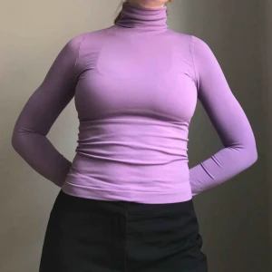  - Frakt ingår! • så gullig ljuslila polotröja i mycket stretchigt material • fin nu till hösten under en tjockare tröja eller som den är • sitter som en XS men kan också passa en S • i bra skick!