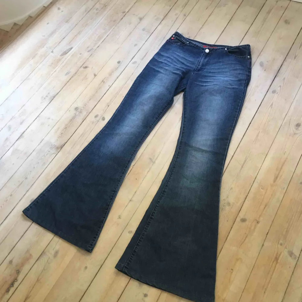 Riktig vintage italienska jeans. Säljs då jag inte kan knäppa dem vid midjan längre :/ i bra skick och är low waist. Jeans & Byxor.