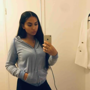  - Super mysig och skön hoodie i babyblå färg. Använd fåtal gånger