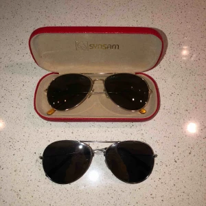  - Två par pilotbrillor i fint skick som passar alla. Ett par för 10kr och båda för 15kr