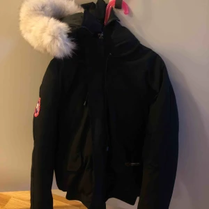  - Canada goose jacka Fint skick, sparsamt använd Lite skadad på dragkedjan men inget som påverkar funktionen och knappt märkbart  Storlek M men mer som small