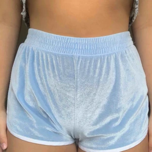  - Jätte sköna blåa sammets shorts köpta på forever 21! 