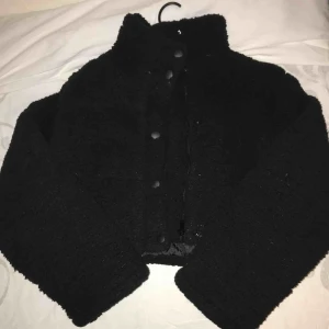  - Snygg Teddy jacka, enbart använd 1 gång! Vill inte frakta, möts helst i Stockholm!💞