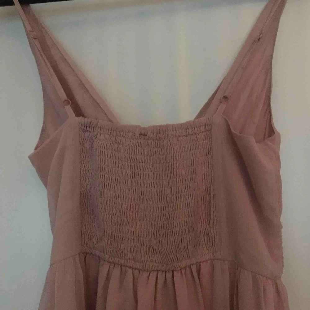 Otroligt fin långklänning. Jätte vacker puderrosa färg. Använd vid ett tillfälle✨✨original pris 600 . Adjustable band!. Klänningar.
