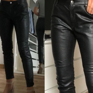  - Skinbyxor från HM, med fickor på rumpan och fram! Suppper snygga!   Inga skambud tack!