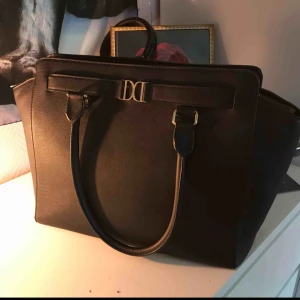  - ✨ Stilig, svart shopperväska i syntetläder från Don Donna. Använd mycket i ca 2 år men har knappt en skråma. Alla dragkedjor funkar som dom ska och ett axelband följer med. Köparen står för frakten ✨