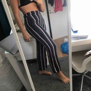  - Fina, randiga byxor ! Dessa är vidare i benen än vad de ser ut då det krävs att man stryker byxan emellanåt och det har jag inte gjort ! Hör av er om frakt eller om ni vill diskuterar pris ! 