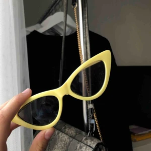  - Fina solglasögon från MONKI! Aldrig använda 