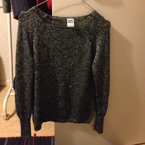 Tröja från Vero Moda i häftiga färger! Stickad i svalt material. Dock lite nopprig.  - Tröja från Vero Moda i häftiga färger! Stickad i svalt material. Dock lite nopprig. 