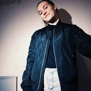  - Svart bomberjacka med silverkjedja. Unisex-modell. Förvånansvärt varm! Passar höst som vinter.