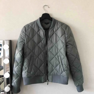  - Grön/grå täckjacka från Åhléns, väldigt sparsamt använd🌟