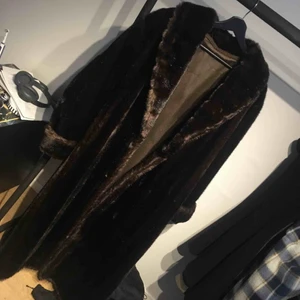  - Fakepäls i bra skick köpt begagnad men oanvänd. Ganska stor i passformen men fungerar för flera storlekar. Kan mötas upp i Stockholmsområdet. Pris kan diskuteras.