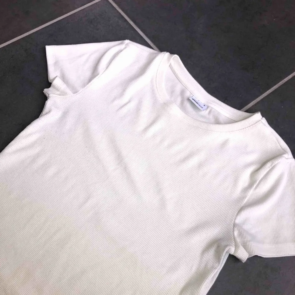 En vit ribbad, basic t-shirt ifrån Gina, storlek S. Använd ett antal gånger.👚 +  frakt 59kr. T-shirts.