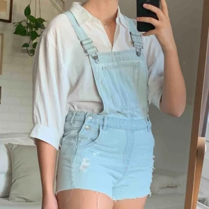  - Shorts med hängslen, använda endast ett par gånger! Finns att hämta i Åkersberga eller frakt 40kr :)